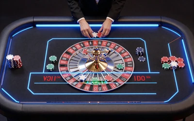 Live Casino Roulette-Tisch mit neonblauer Beleuchtung und professionellem Dealer