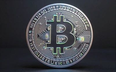 Bitcoin Krypto-Symbol mit leuchtendem Cyan-Schaltkreis-Muster